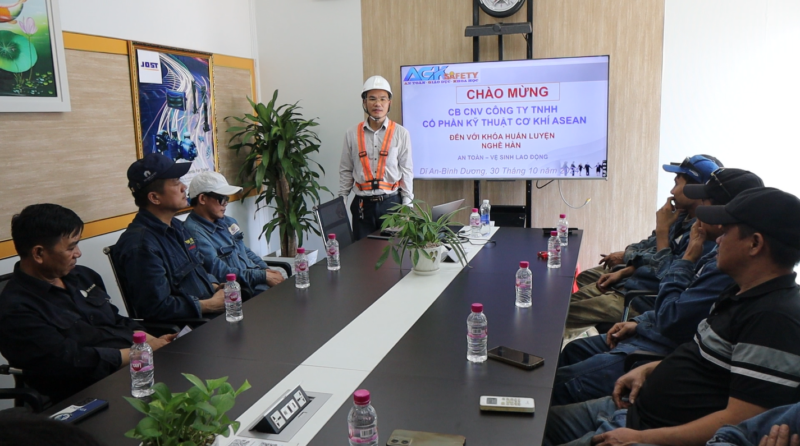 Tập huấn An To&agrave;n Lao Động v&agrave; Tay Nghề H&agrave;n