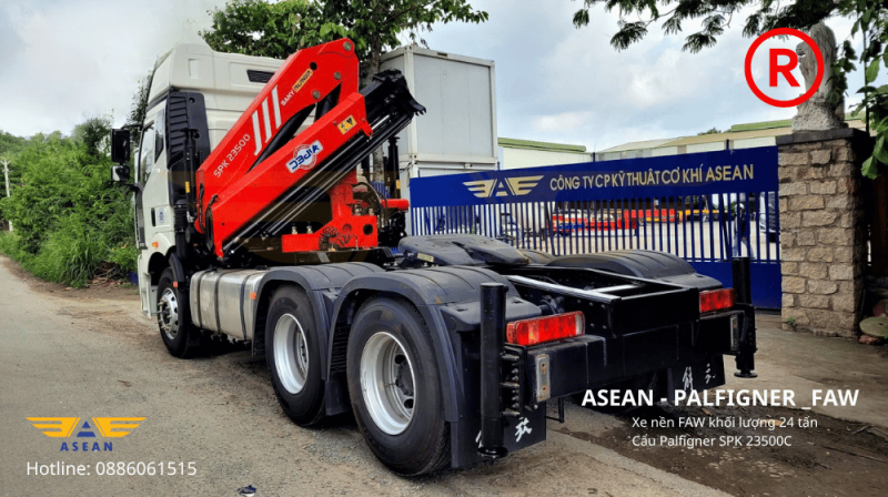 Xe đầu k&eacute;o FAW lắp cẩu Palfinger